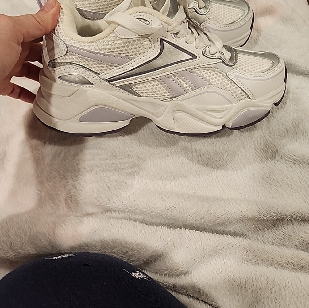 Women’s White and Silver CHARGE Athletic Sneakers - Brand REEBOK - Chunky Sz 8 - Picture 3 of 6